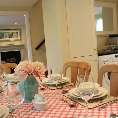 Ferienhaus Luxury Townhouse -Free Private Parking- 2 Bedrooms Both En-Suite -Sleeps 5 - Fully Equipped Kitchen, Dining Room- Living Room With Tv Dvd Outside Courtyard With Seating - Fast Wi-Fi- 2-Minute Walk To Town Centre
