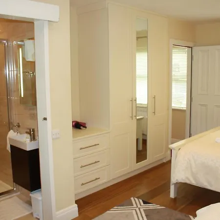 Luxury Townhouse -Free Private Parking- 2 Bedrooms Both En-Suite -Sleeps 5 - Fully Equipped Kitchen, Dining Room- Living Room With Tv Dvd Outside Courtyard With Seating - Fast Wi-Fi- 2-Minute Walk To Town Centre *