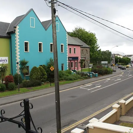 Luxury Townhouse -Free Private Parking- 2 Bedrooms Both En-Suite -Sleeps 5 - Fully Equipped Kitchen, Dining Room- Living Room With Tv Dvd Outside Courtyard With Seating - Fast Wi-Fi- 2-Minute Walk To Town Centre Ferienhaus Killarney