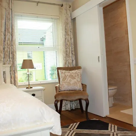 Luxury Townhouse -Free Private Parking- 2 Bedrooms Both En-Suite -Sleeps 5 - Fully Equipped Kitchen, Dining Room- Living Room With Tv Dvd Outside Courtyard With Seating - Fast Wi-Fi- 2-Minute Walk To Town Centre Ferienhaus *